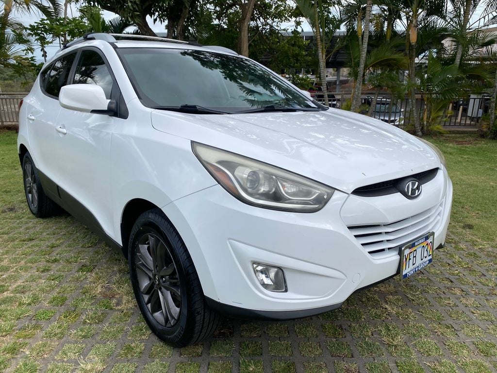2015 Hyundai TUCSON SE in Winter White Solid — front three-quarter view