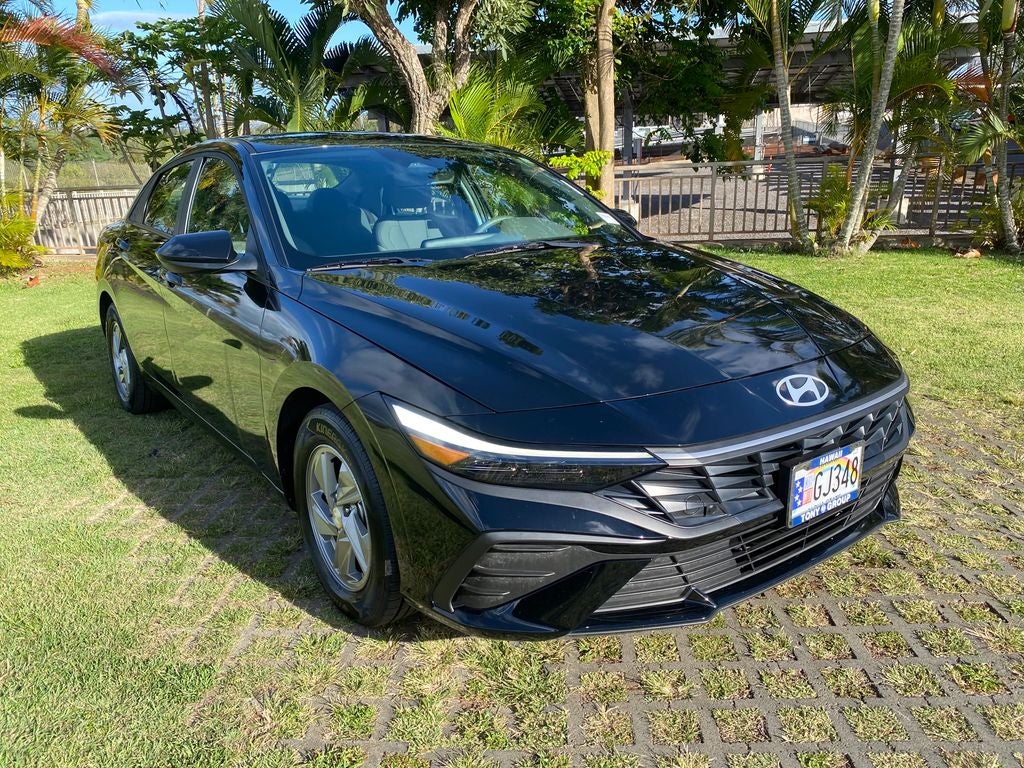 2025 Hyundai ELANTRA SE in Abyss Black — front three-quarter view